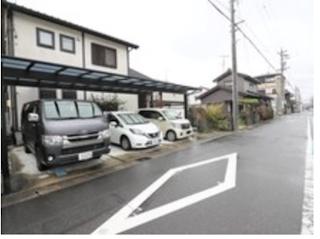 店舗前に駐車場完備。