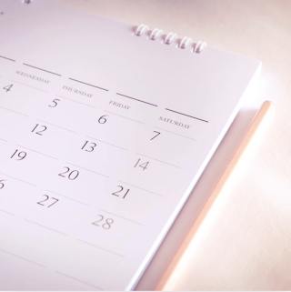 12時～19時の営業。定休日は、水曜日と日曜日です。