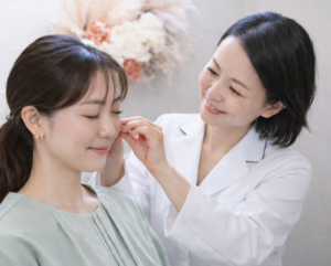 耳つぼ施術風景