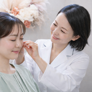 耳つぼ施術風景